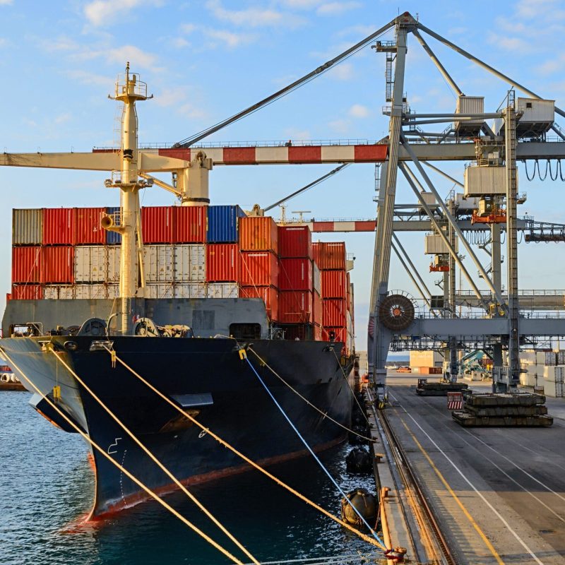 Containerschiff im Hafen vertäut