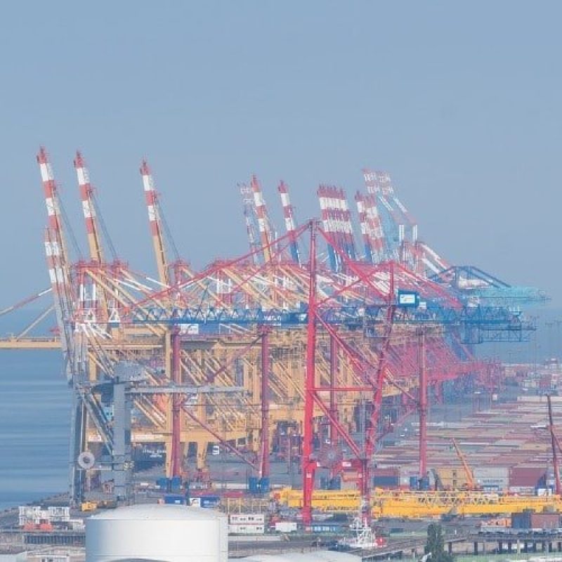 Positioning-containers-with-gantry-cranes